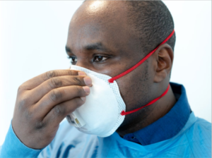 Montarea clemei metalice pentru nas a măștii de protecție respiratorie